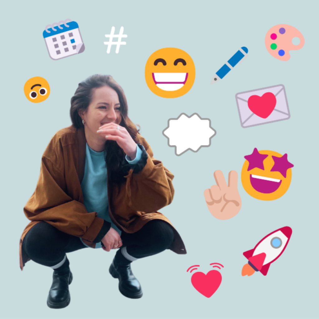 Hannah Natterer sitzt inmitten von Emojis und Hashtags